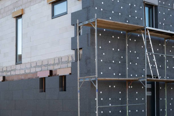 Instalación de aislamiento térmico exterior en una fachada