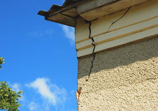 Inspección de grietas y daños en un edificio