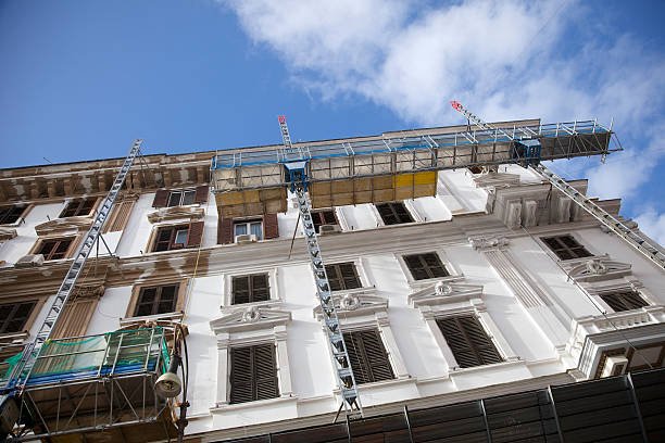 Trabajos de rehabilitación en la cubierta de un edificio